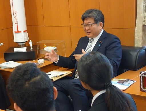 与泰国学生对话的萩生田文部科学大臣
