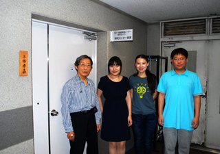 画像：平成27年6月8日に3名が来日、先端超高速レーザー研究センター・小林孝嘉研究室前にて集合写真