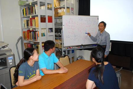 画像：太陽電池材料について中国と共同研究を行った実験結果をもとに、小林教授が新しい理論をつくり、メンバーに丁寧なレクチャーを行う。