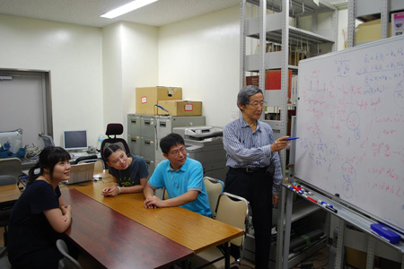 画像：実験室にて実験中の様子中国からの来訪者に実験結果を説明