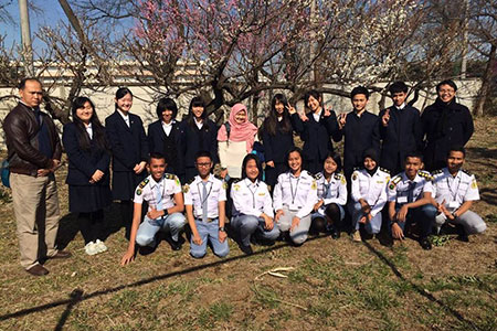 日本とインドネシア高校生の記念撮影