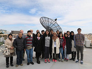 2月24日 静岡大学情報学部屋上の宇宙衛星パラボラアンテナの前で