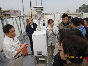 北九州市環境科学研究所視察PM2.5サンプリングについて説明を受ける