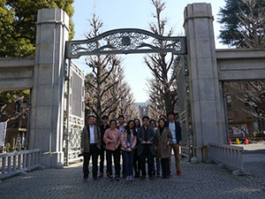 写真３ 東大キャンパス見学（東大正門前にて）