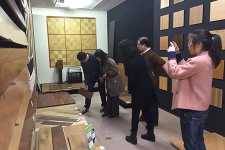 写真９ 銘木の突板を使った内装材など を製造する北三(株)の展示場視察