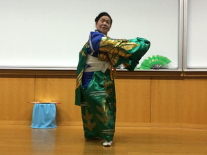 画像：日本舞踊の披露に生徒たちは熱心に見学しました。