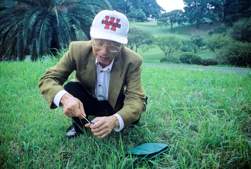Omura collecting soil sample with a spoon Photo courtesy of Kitasato Institute